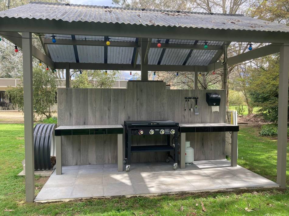 outdoorkitchen1950 Restaway Holiday Units Backyard Sunrise